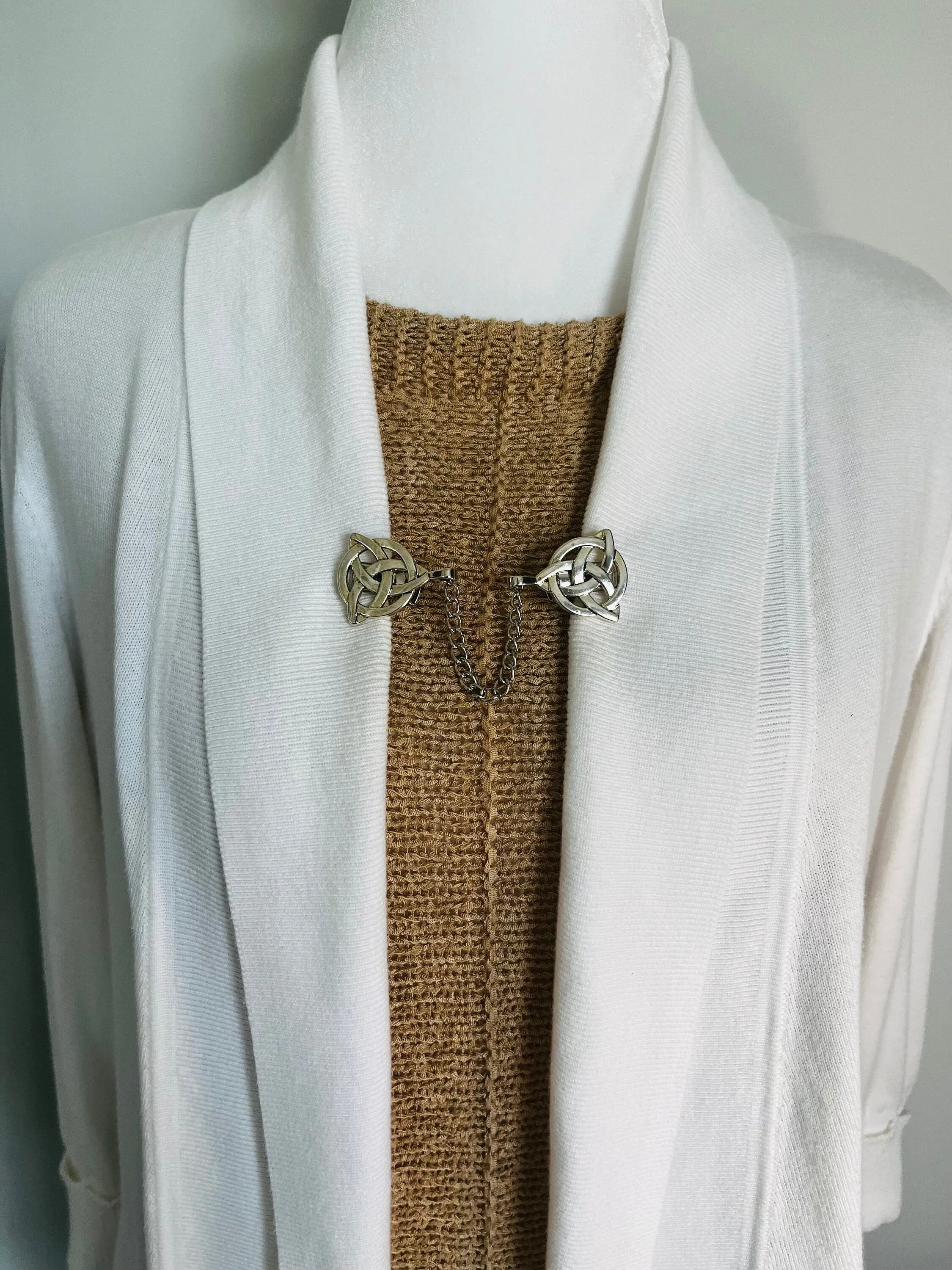 Sweater Clips Knot Sweater Clip for Cardigan Clasp Minimalist Silver Chain Clip Kimono Jewelry Gift for Mom Birthday Gift for Her Fabulici